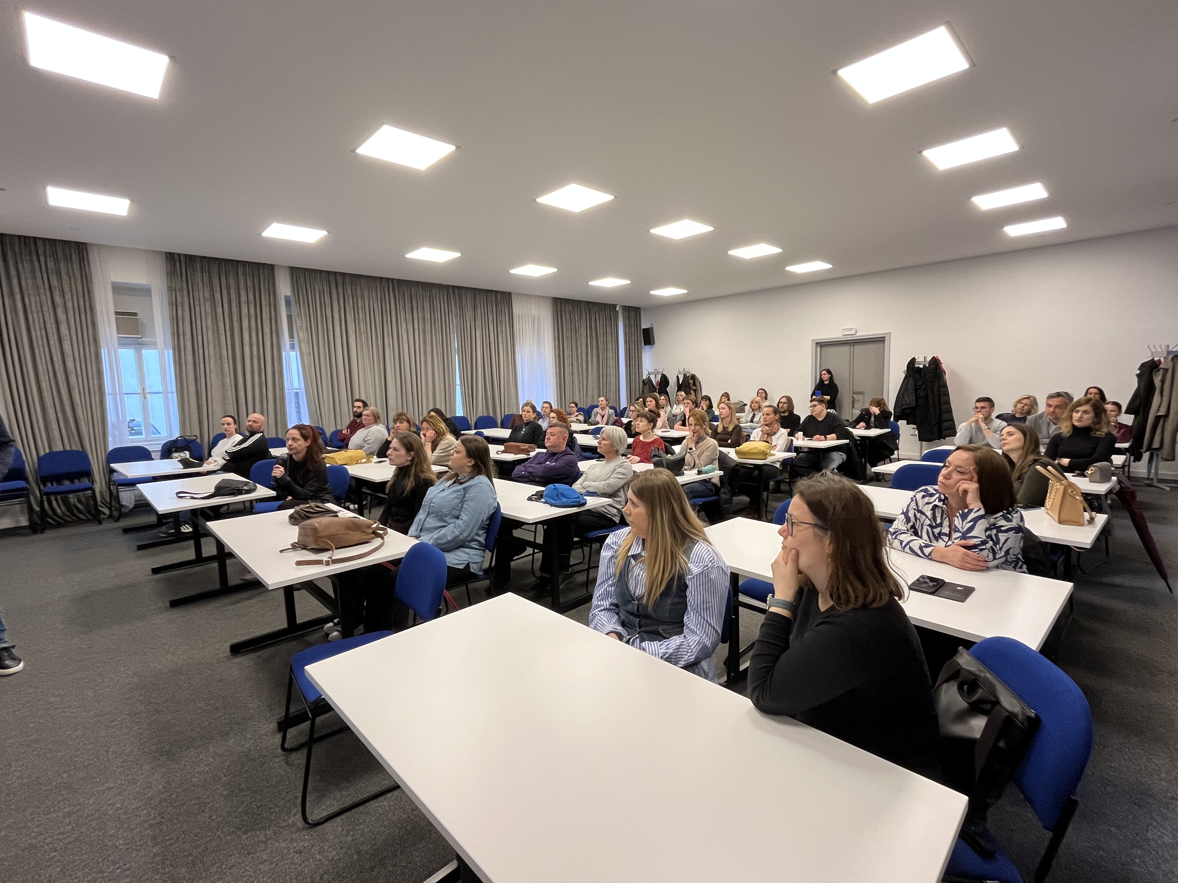 Edukacija „Hodaj mojim cipelama“ o podršci gluhoslijepim osobama održana u Tribini Grada Zagreba